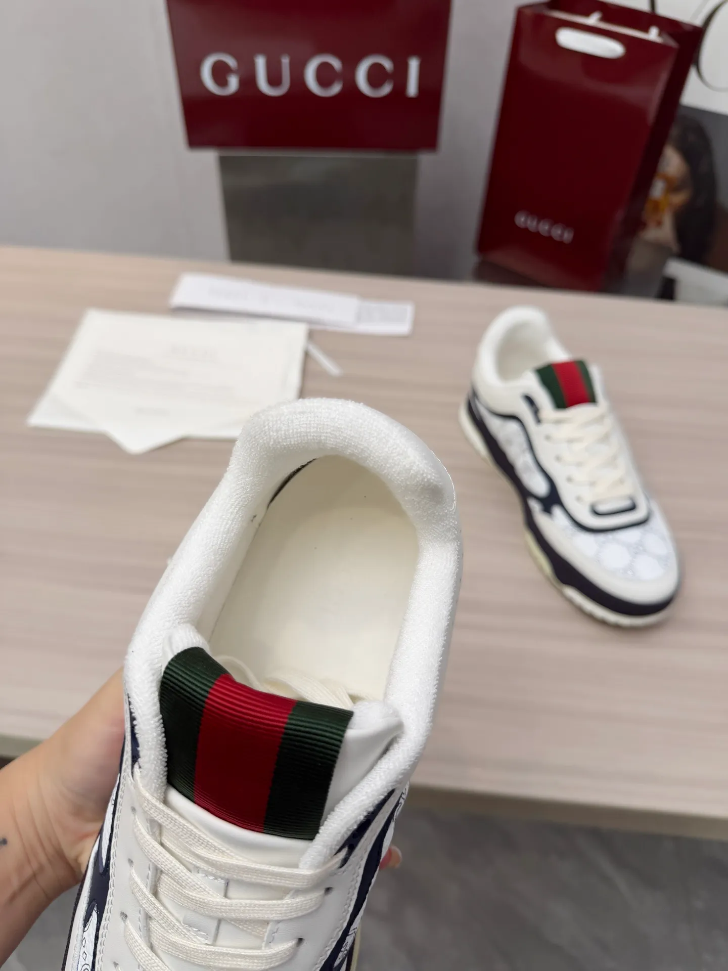 [G Home] P: 600💰 Couple size: Female 35-40. Male 39-44 (45 custom-made) 🆕2025.GUCC Gucci original order quality The latest popular high and low top aged couple sneakers series shipped original purchase development and production, this high and low top sneakers adopt a basketball-style silhouette design, cleverly integrated with hollow panels and distressed effects, showing unique ingenuity. The ingenuity incorporates brand logo details such as interlocking Double G styling accessories and Gucci lettering, a low-key tribute to the brand's design heritage. Exquisite packaging at the delivery counter 🛍📦 ▪️ Fabric: Original customized imported first-layer cowhide ▪️ Inner lining: Imported first-layer cowhide ▪️ Sole: Original molded two-color TPU sole ▪️ Sole thickness: 3cm